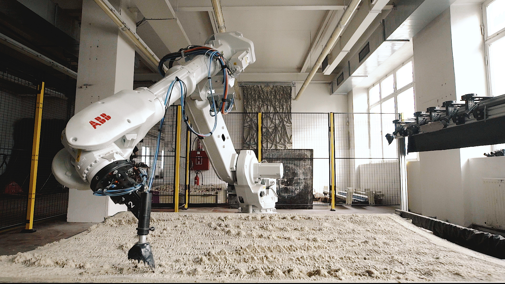 Výtvarník a robot proměnili výdech v umělecké dílo